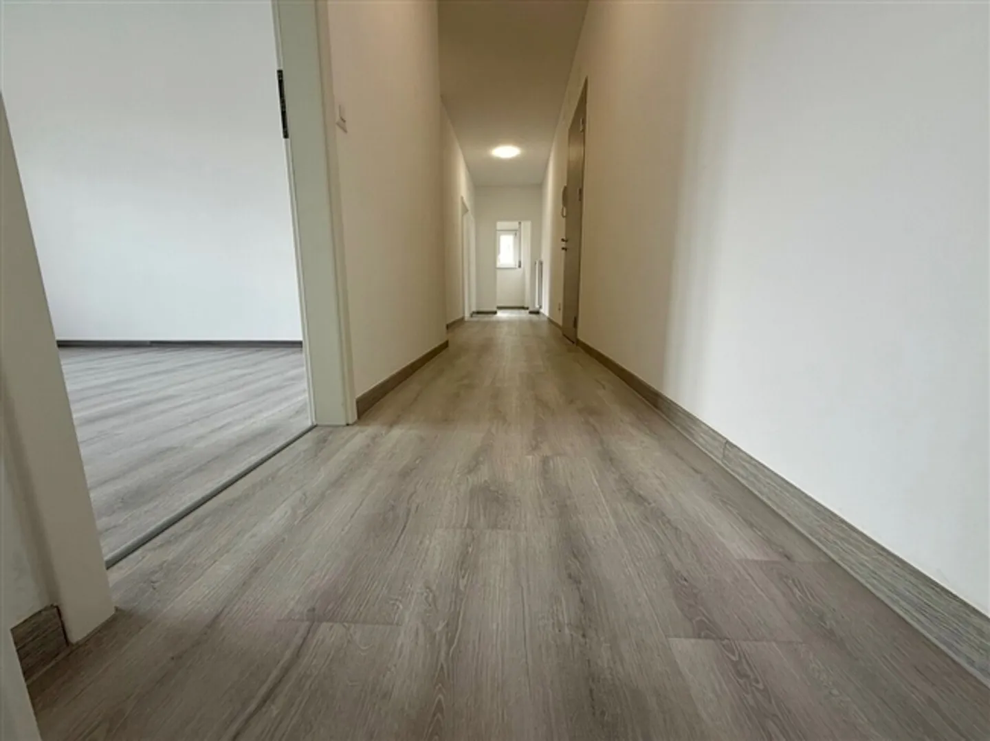 UP TO 3 MONTHS FREE - 4.5 Room Renovated Apartment in Chiasso - Photo 3 of 8