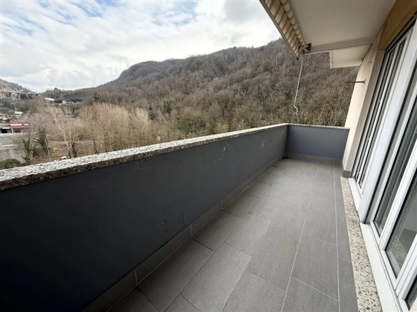 UP TO 3 MONTHS FREE - 4.5 Room Renovated Apartment in Chiasso - Photo 7 of 8