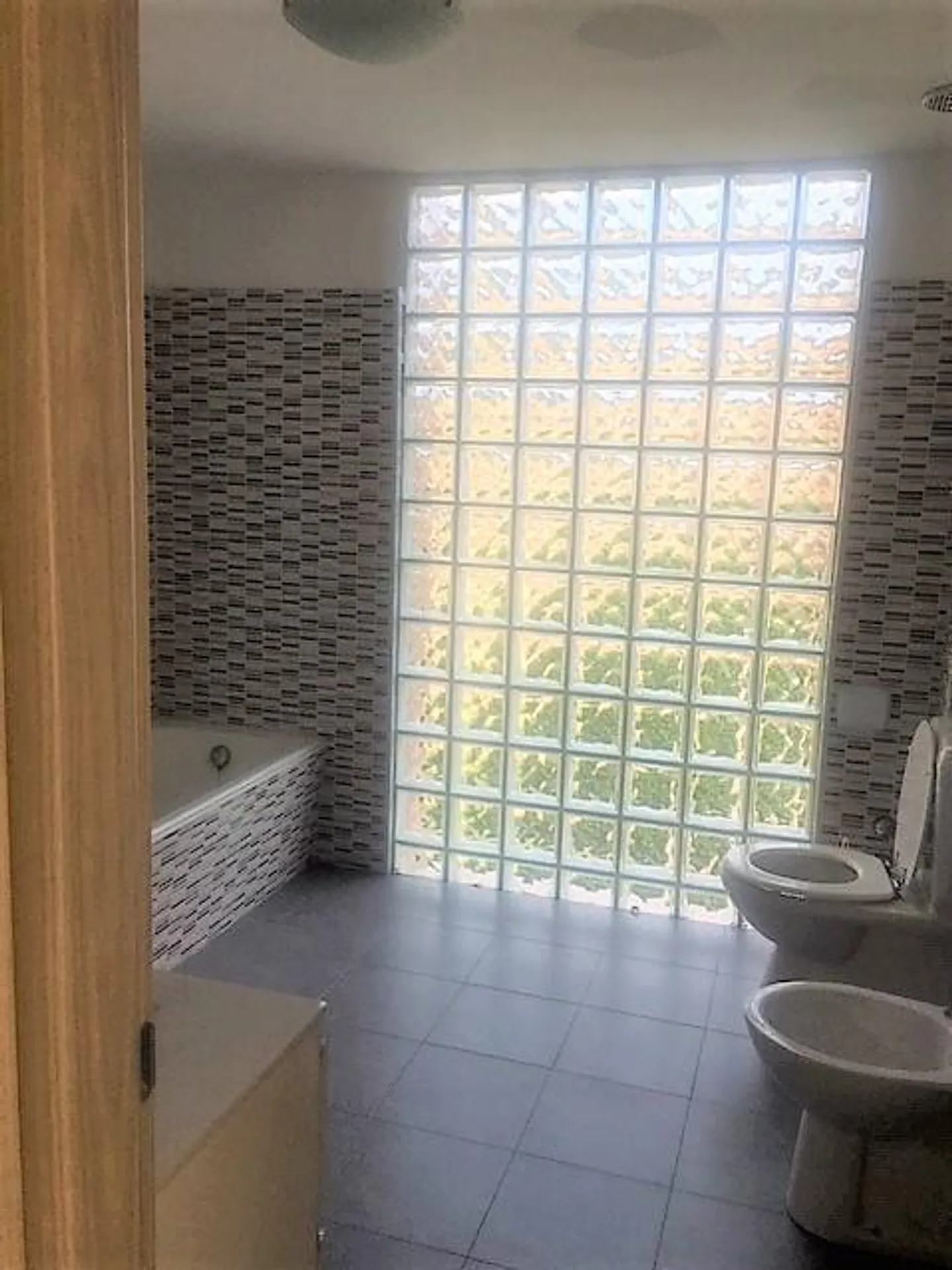 PALAZZINA COMMERCIALE E RESIDENZIALE A REDDITO - MENDRISIO CENTRO - Foto 7 di 30