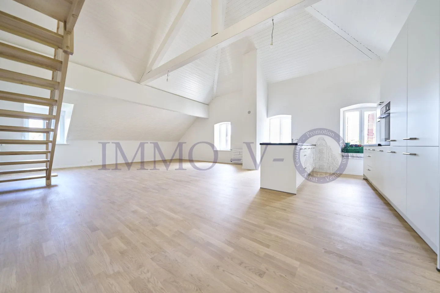 DUPLEX DI ALTO STANDING CON BEL VOLUME - Foto 2 di 10