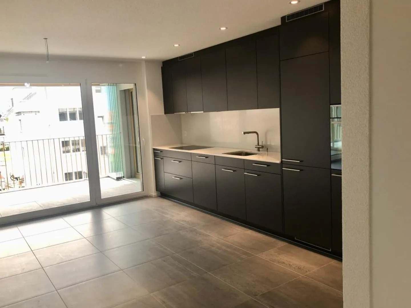 Sunny Apartment Near Train Station and City Center - Photo 3 of 11