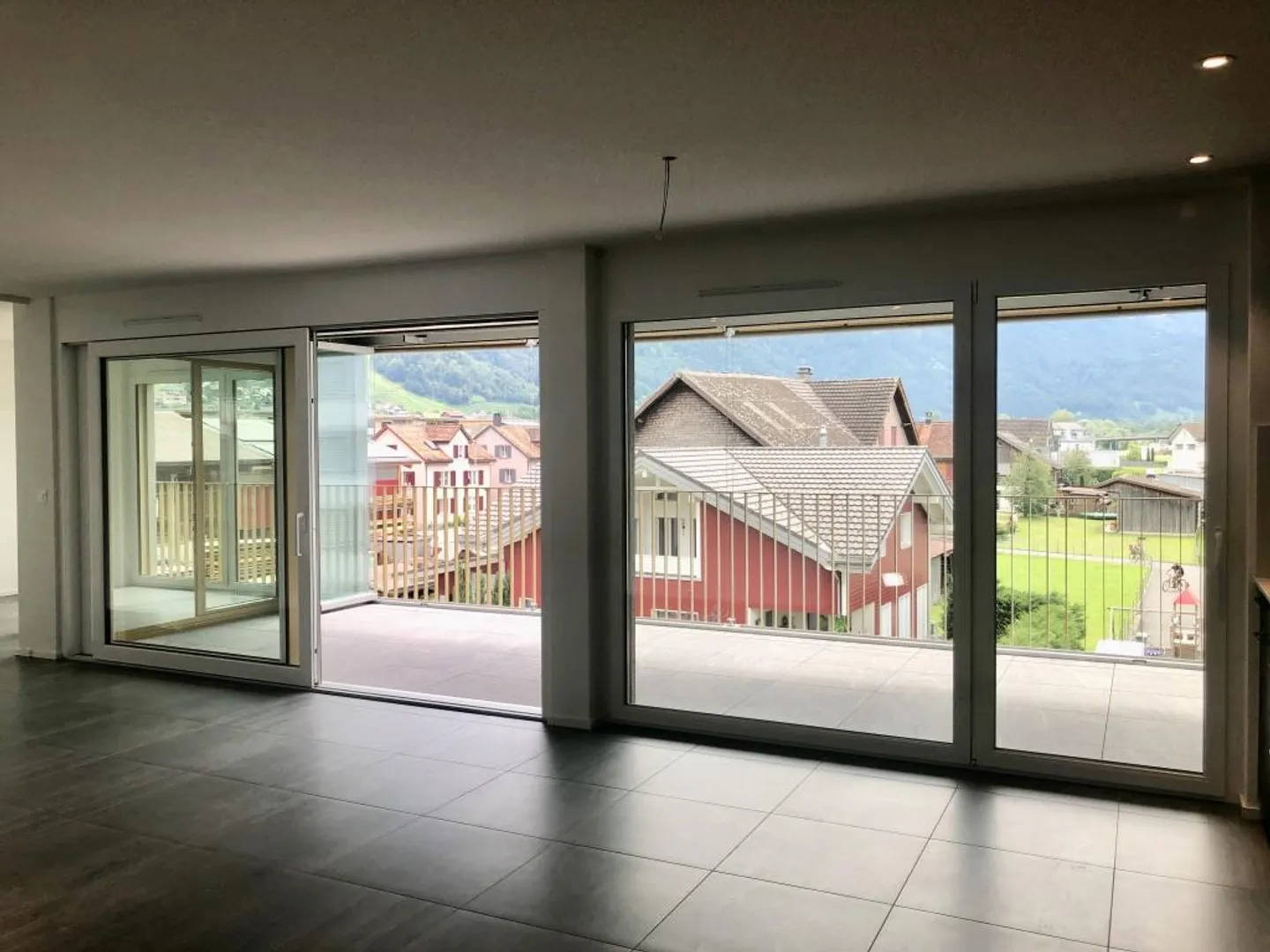 Sunny Apartment Near Train Station and City Center - Photo 4 of 11