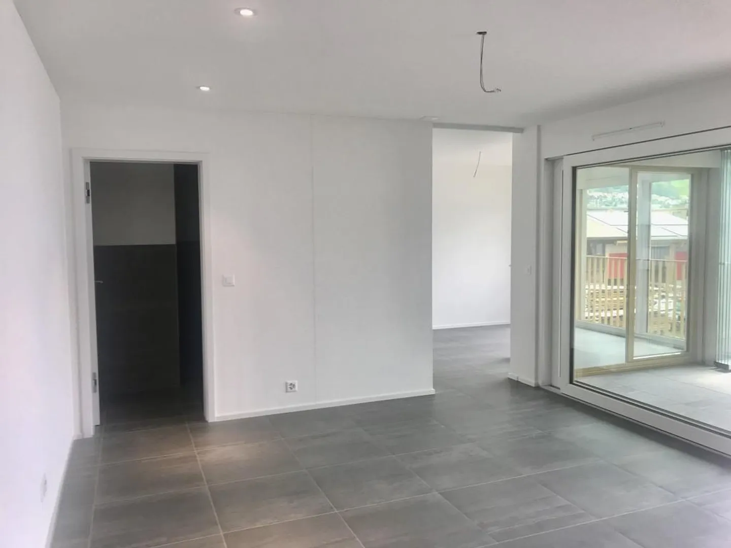 Sunny Apartment Near Train Station and City Center - Photo 5 of 11