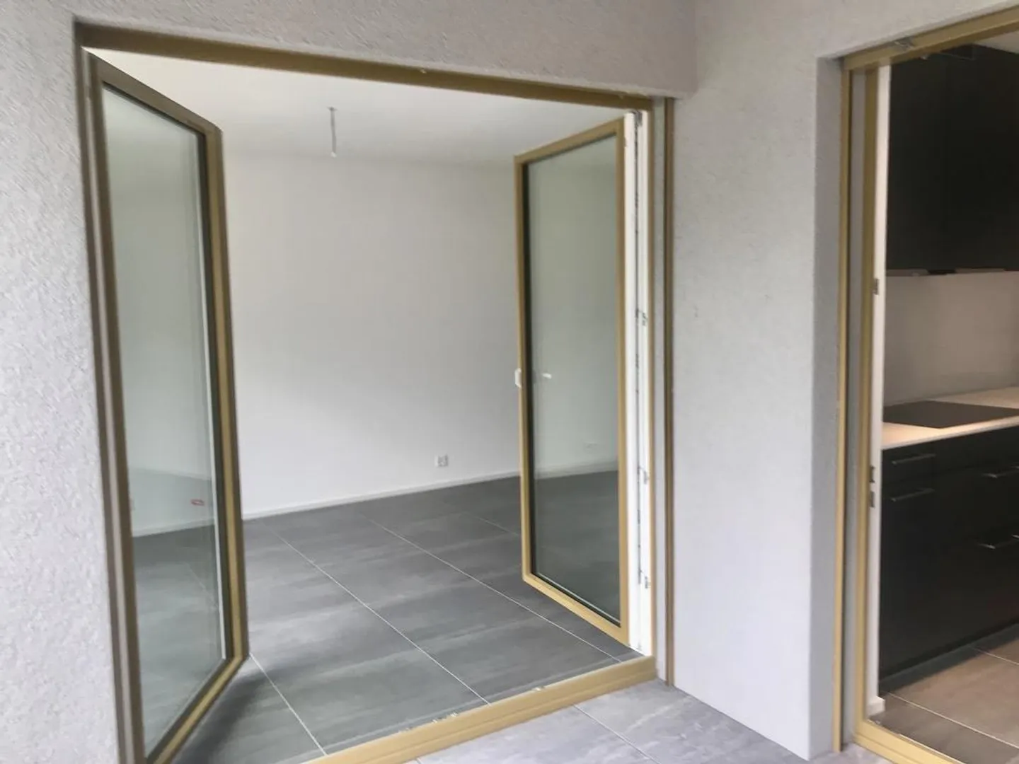 Sunny Apartment Near Train Station and City Center - Photo 6 of 11