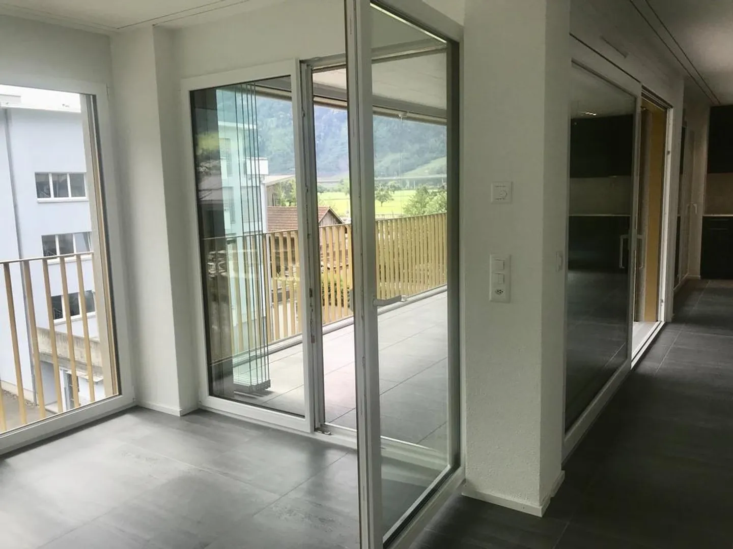 Sunny Apartment Near Train Station and City Center - Photo 8 of 11