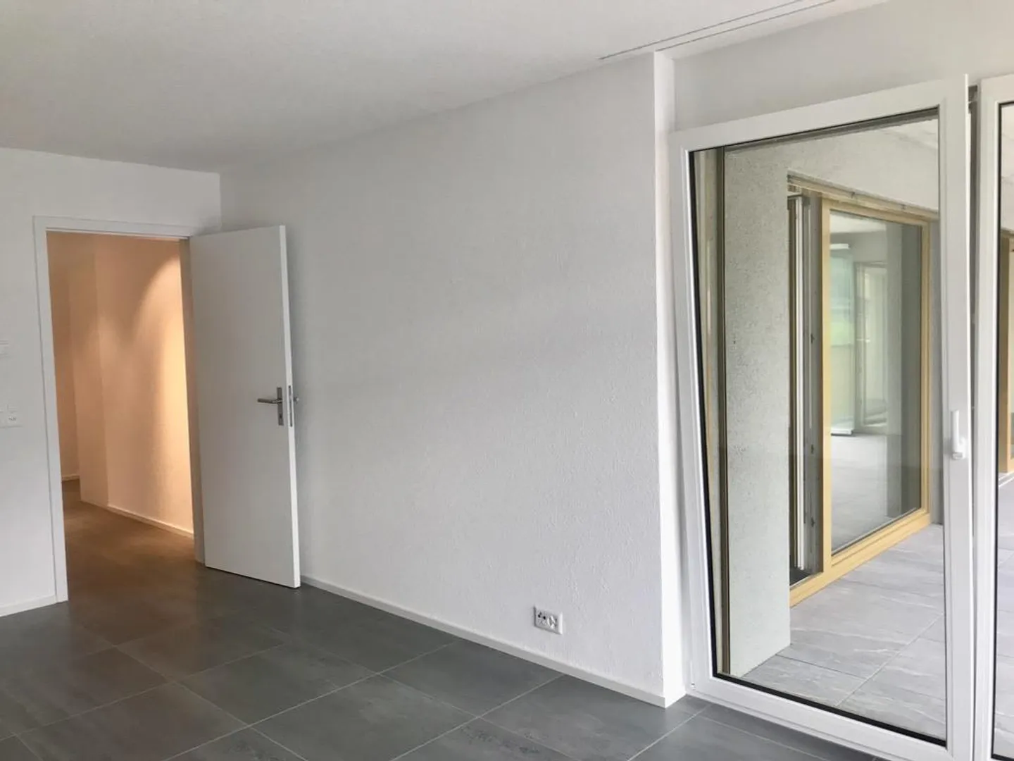 Sunny Apartment Near Train Station and City Center - Photo 9 of 11