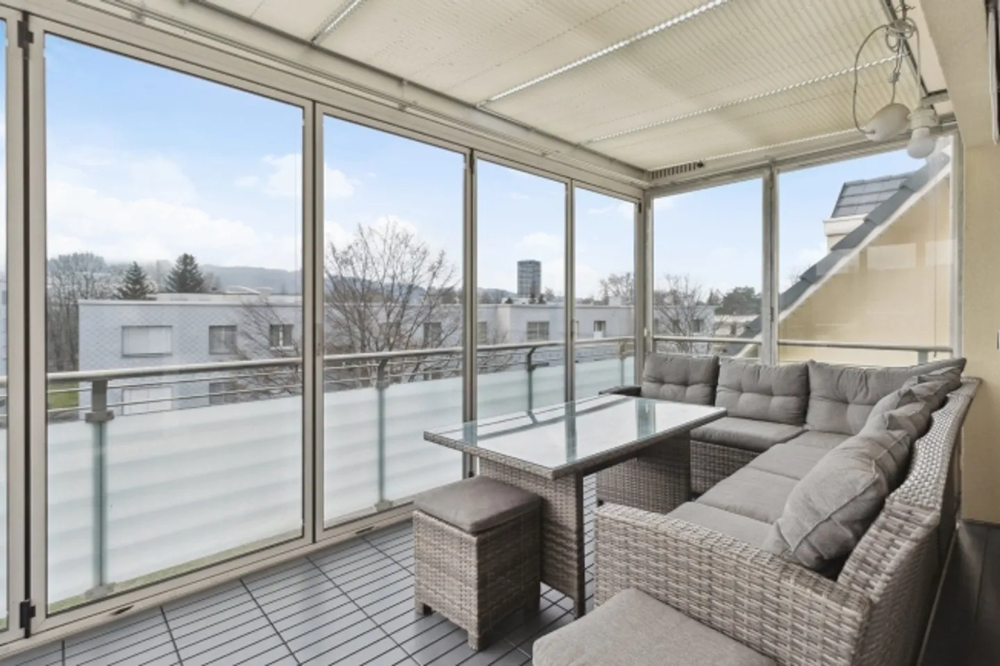 Exclusive 3.5-room apartment near Zurich – modern & stylish - Photo 2 of 13