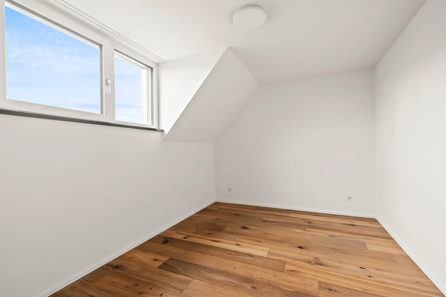 Stylish Living in Allschwil - Maisonette Penthouse Apartment with High-Quality Amenities - Photo 4 of 13