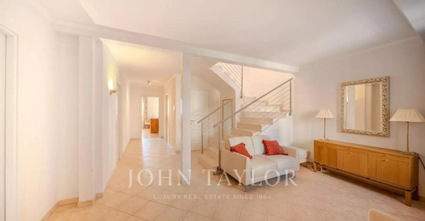 Elegant Apartment with Lake View - Photo 2 of 10
