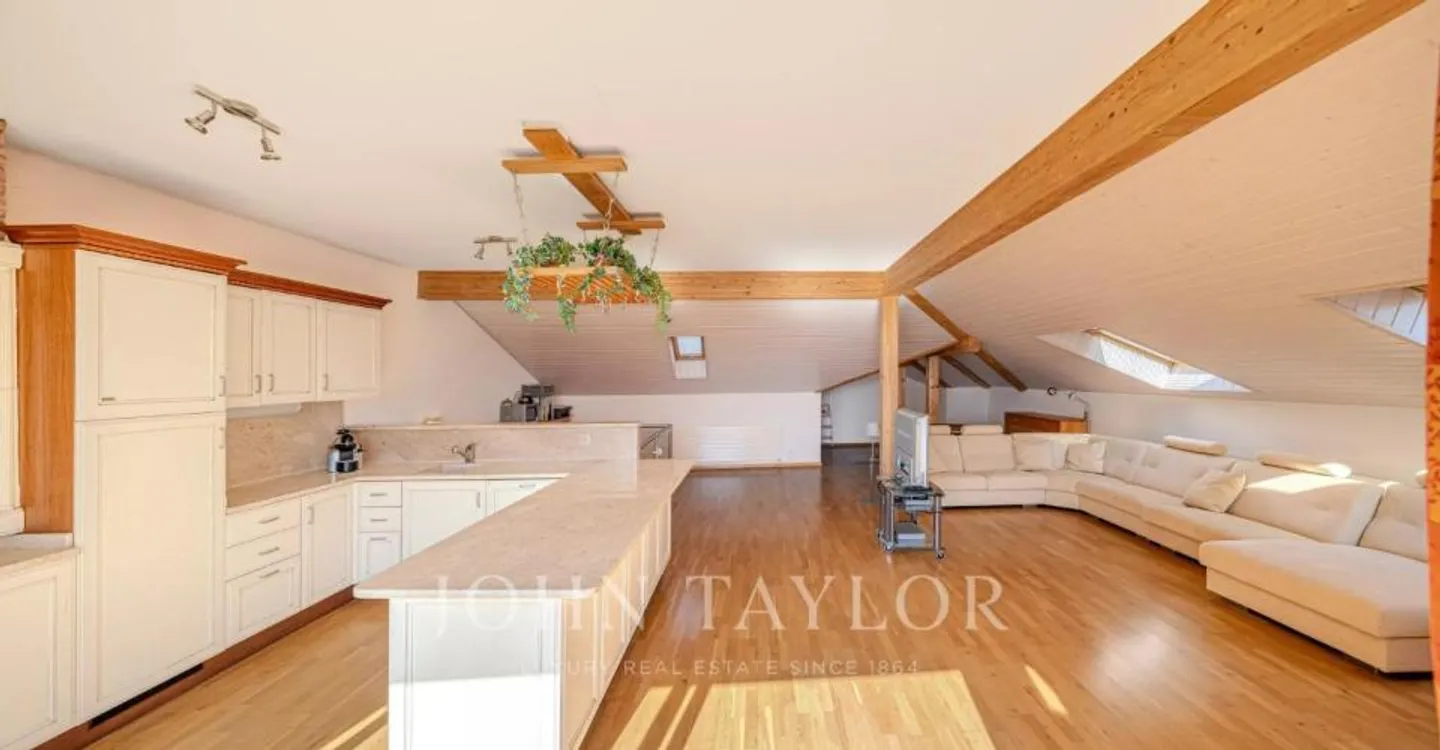 Elegant Apartment with Lake View - Photo 3 of 10