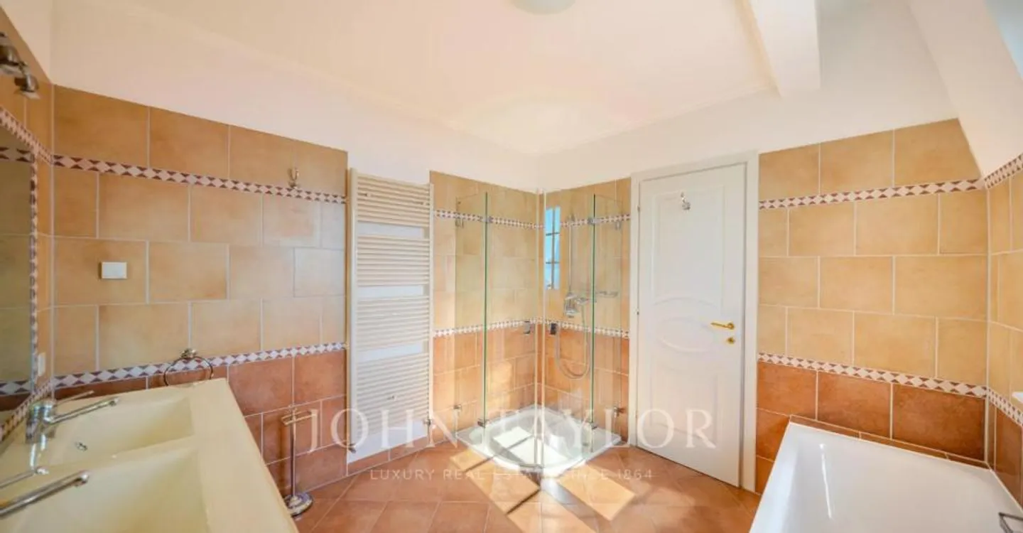 Elegant Apartment with Lake View - Photo 7 of 10