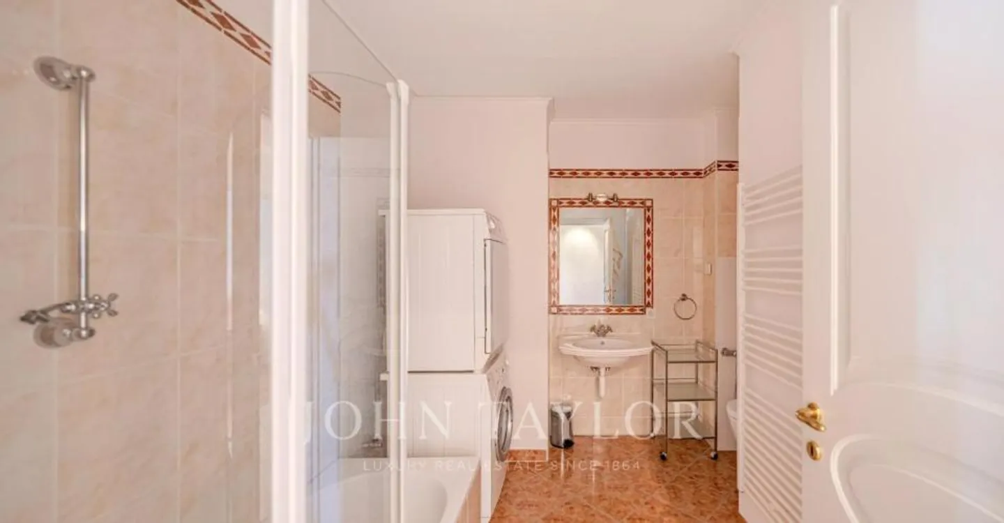 Elegant Apartment with Lake View - Photo 8 of 10