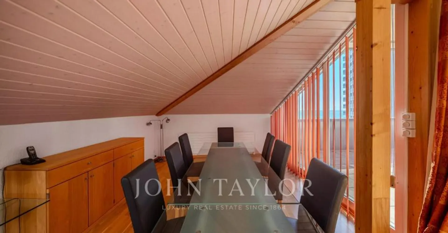 Elegant Apartment with Lake View - Photo 10 of 10