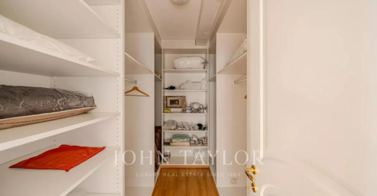 Elegant Apartment with Lake View - Photo 6 of 10