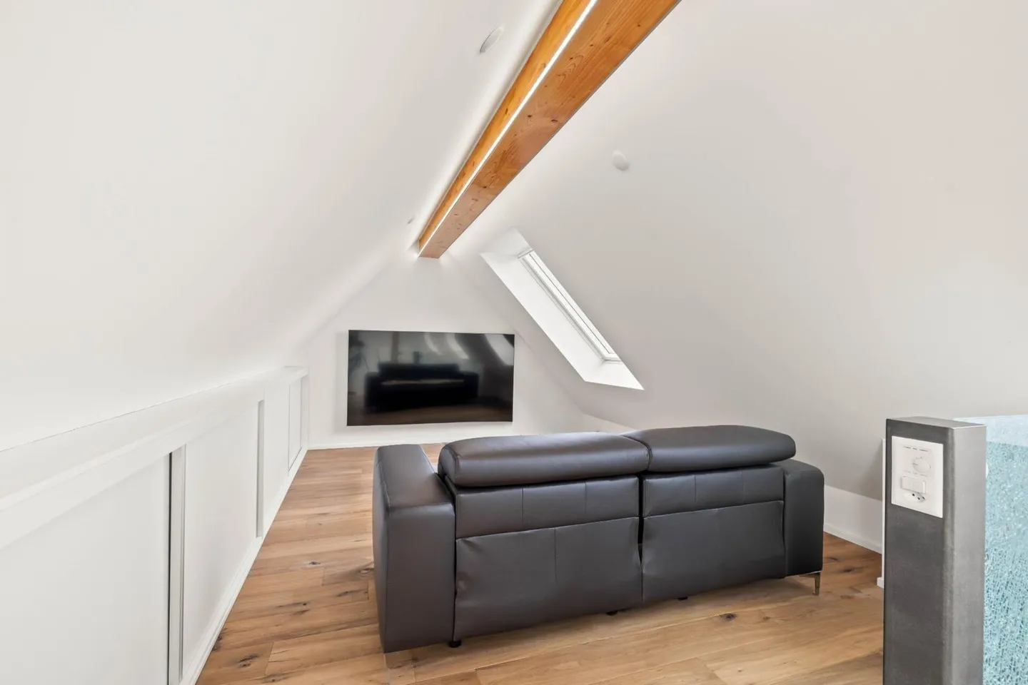 Stylish Living in Allschwil - Maisonette Penthouse Apartment with High-Quality Amenities - Photo 10 of 13