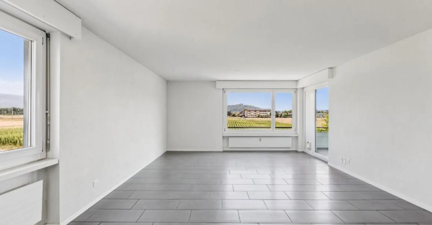 Completely renovated 4.5-room apartment with spacious balcony and view... - Photo 1 of 5