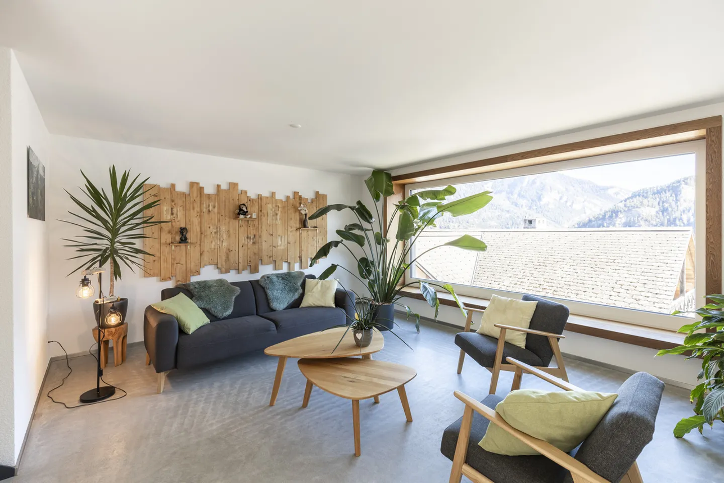 Family living paradise in a quiet location with mountain panorama - Photo 3 of 13