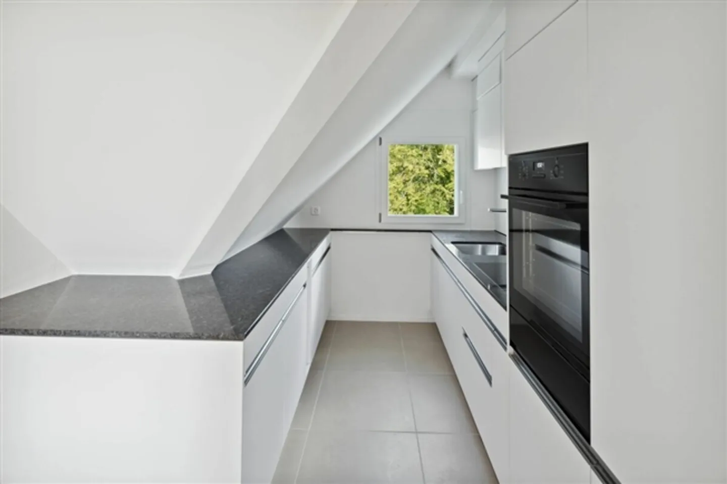 RENOVATED 5.5-ROOM MAISONETTE APARTMENT IN LAUPEN ZH - Photo 3 of 9