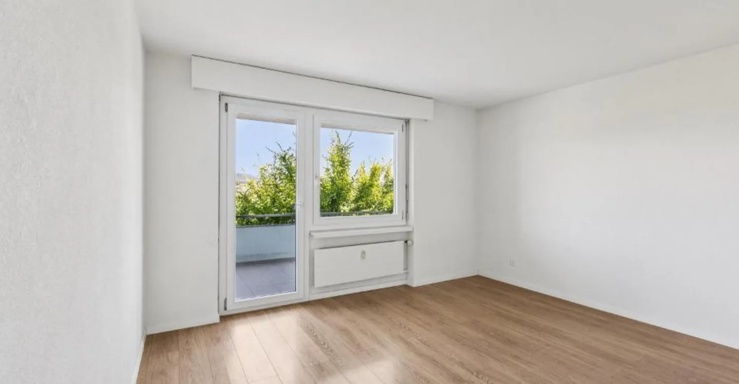 Completely renovated 4.5-room apartment with spacious balcony and view... - Photo 2 of 5