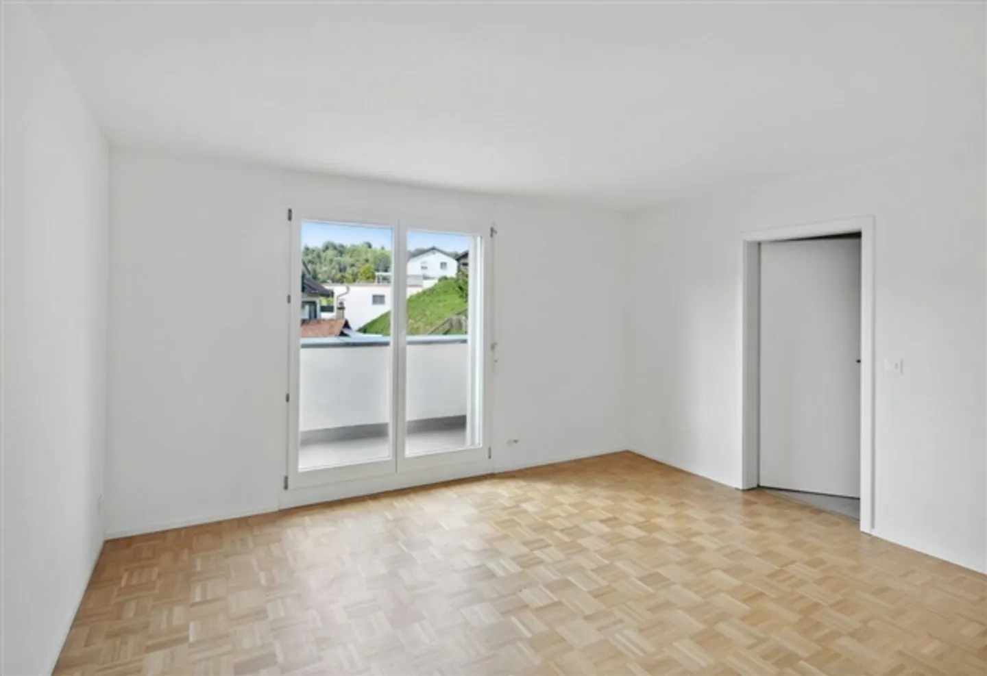 RENOVATED 5.5-ROOM MAISONETTE APARTMENT IN LAUPEN ZH - Photo 4 of 9