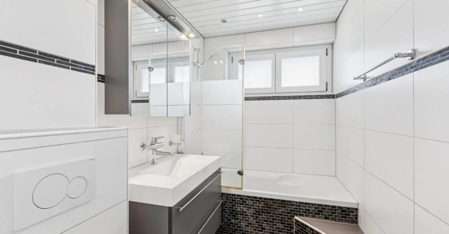 Completely renovated 4.5-room apartment with spacious balcony and view... - Photo 3 of 5