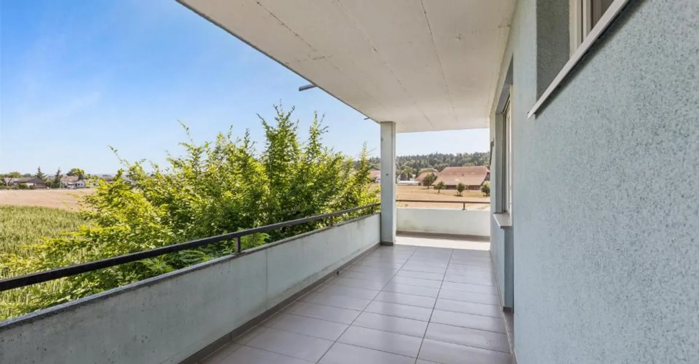 Completely renovated 4.5-room apartment with spacious balcony and view... - Photo 4 of 5
