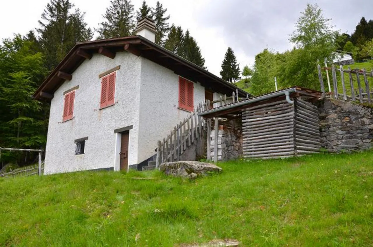 Rustico di 3 loc. immerso nella natura molto soleggiata con bella vista panoramica - Foto 1 di 32