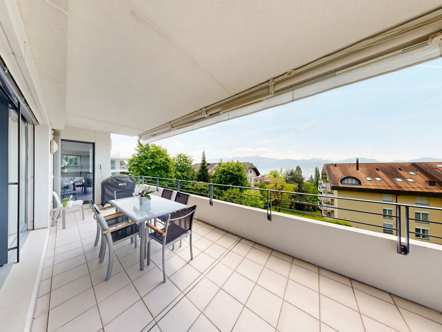 Appartamento luminoso con vista lago e ampio balcone d'angolo - Foto 4 di 12