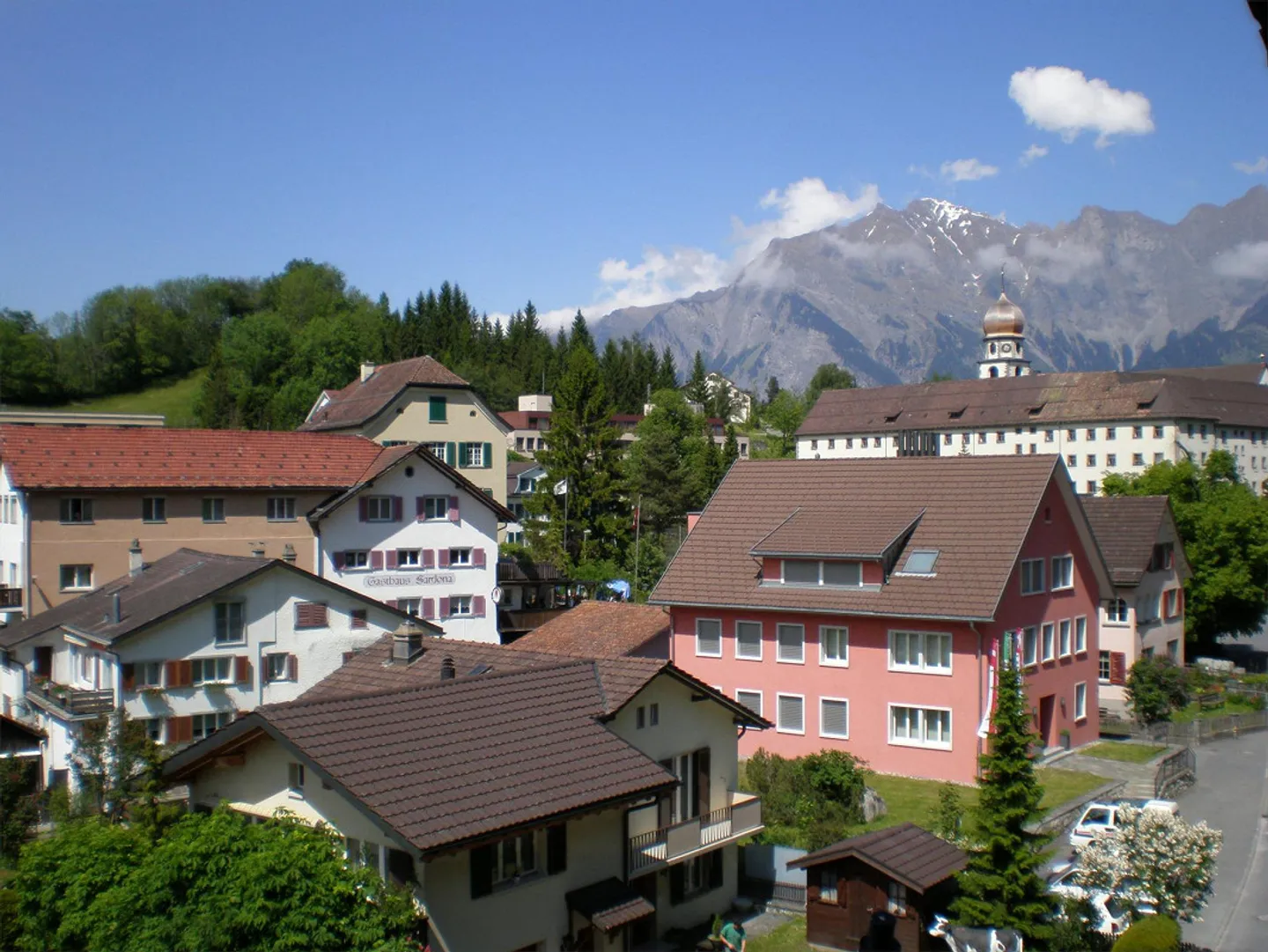 Appartamento 4 1/2 locali con garage, balcone e area salotto coperta - Foto 1 di 4