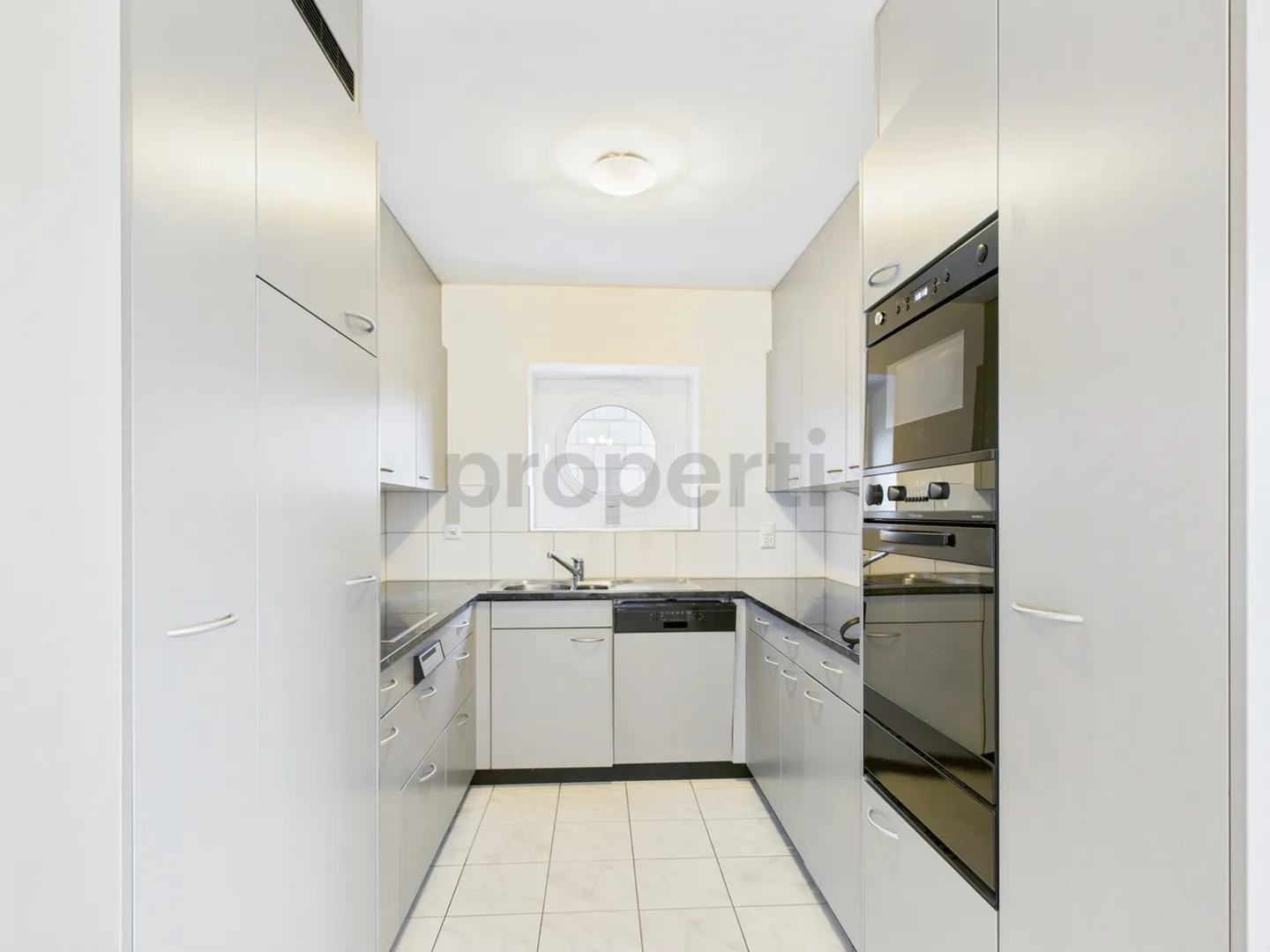 Elegant 3.5-room apartment in a sought-after location in Zurich - Photo 2 of 12