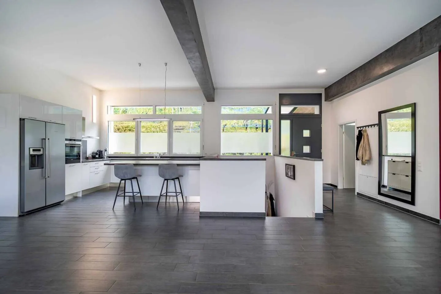 Moderne 5,5-Zimmer-Villa mit 2 Balkonen, 2 Terrassen und Garten - Foto 4 von 13