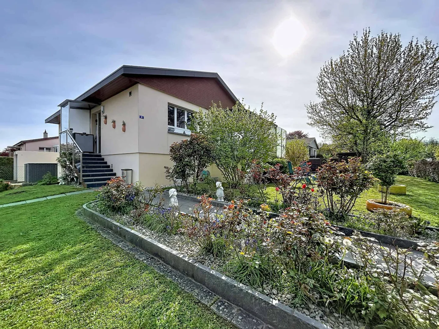 Charmante Villa mit Garten - Foto 1 von 13