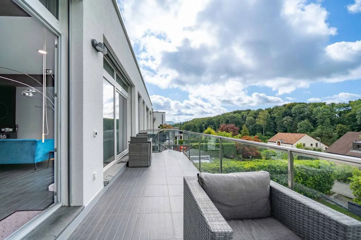 Moderne 5,5-Zimmer-Villa mit 2 Balkonen, 2 Terrassen und Garten - Foto 8 von 13