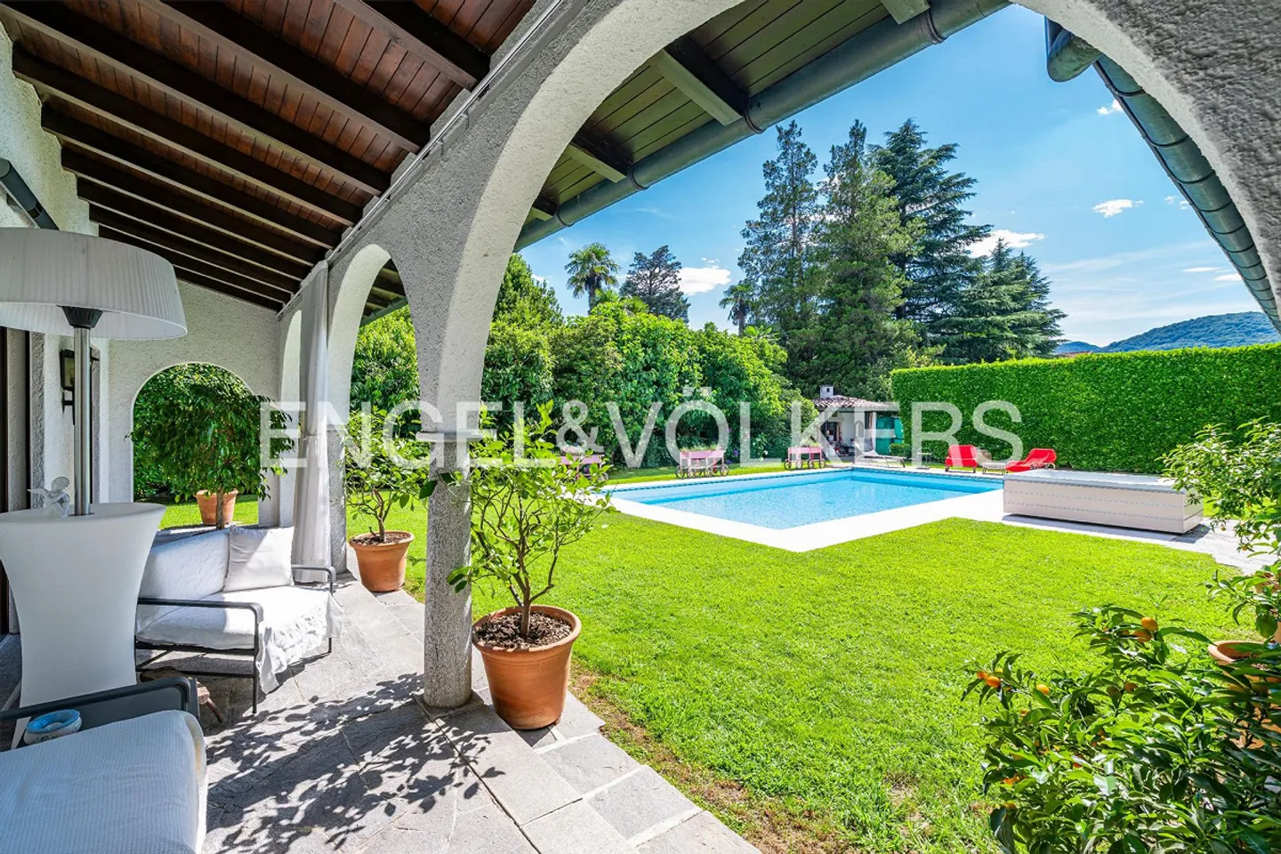 Exclusive country house with pool in the first row by the lake - Photo 11 of 13