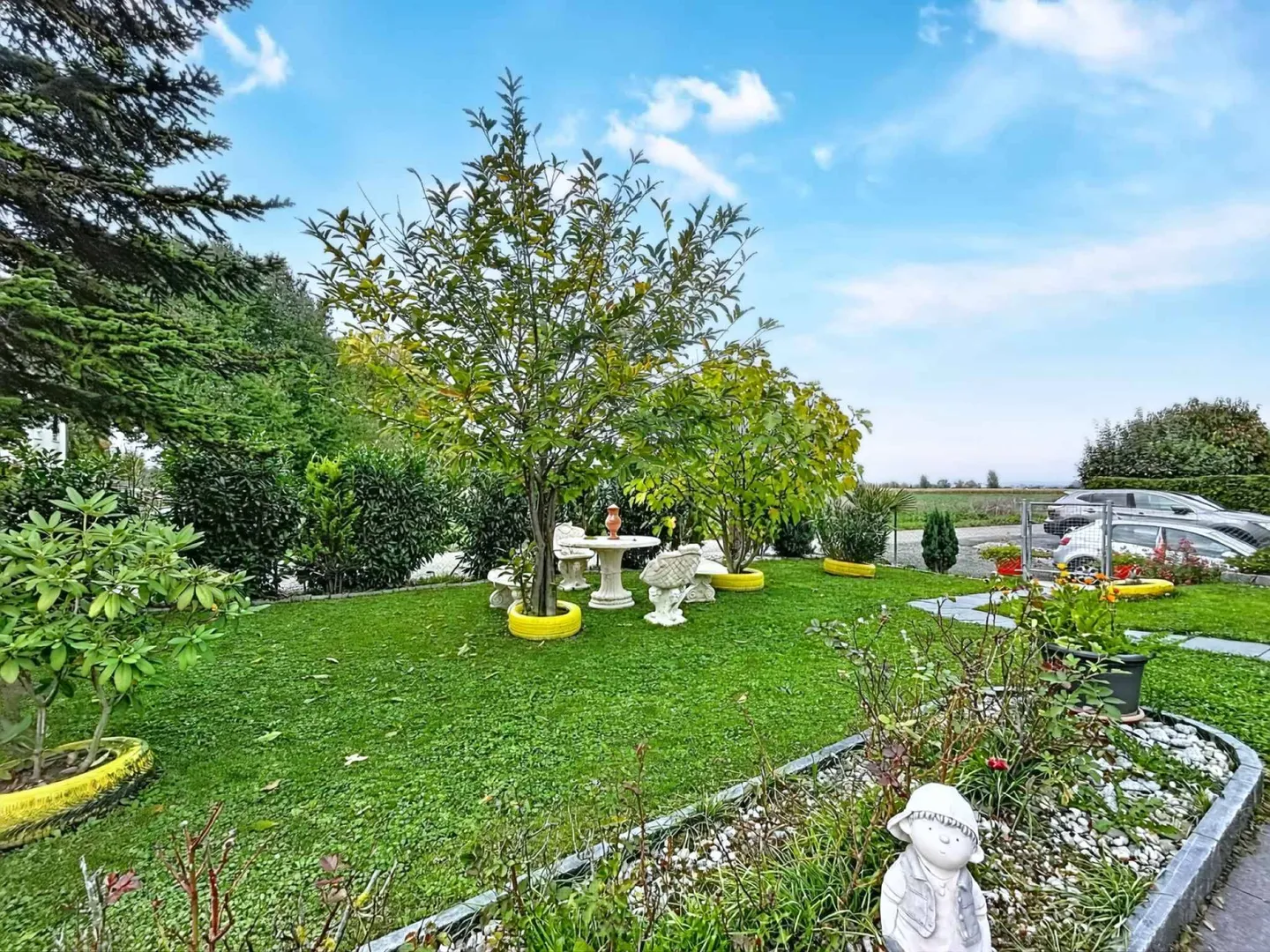 Charmante Villa mit Garten - Foto 12 von 13