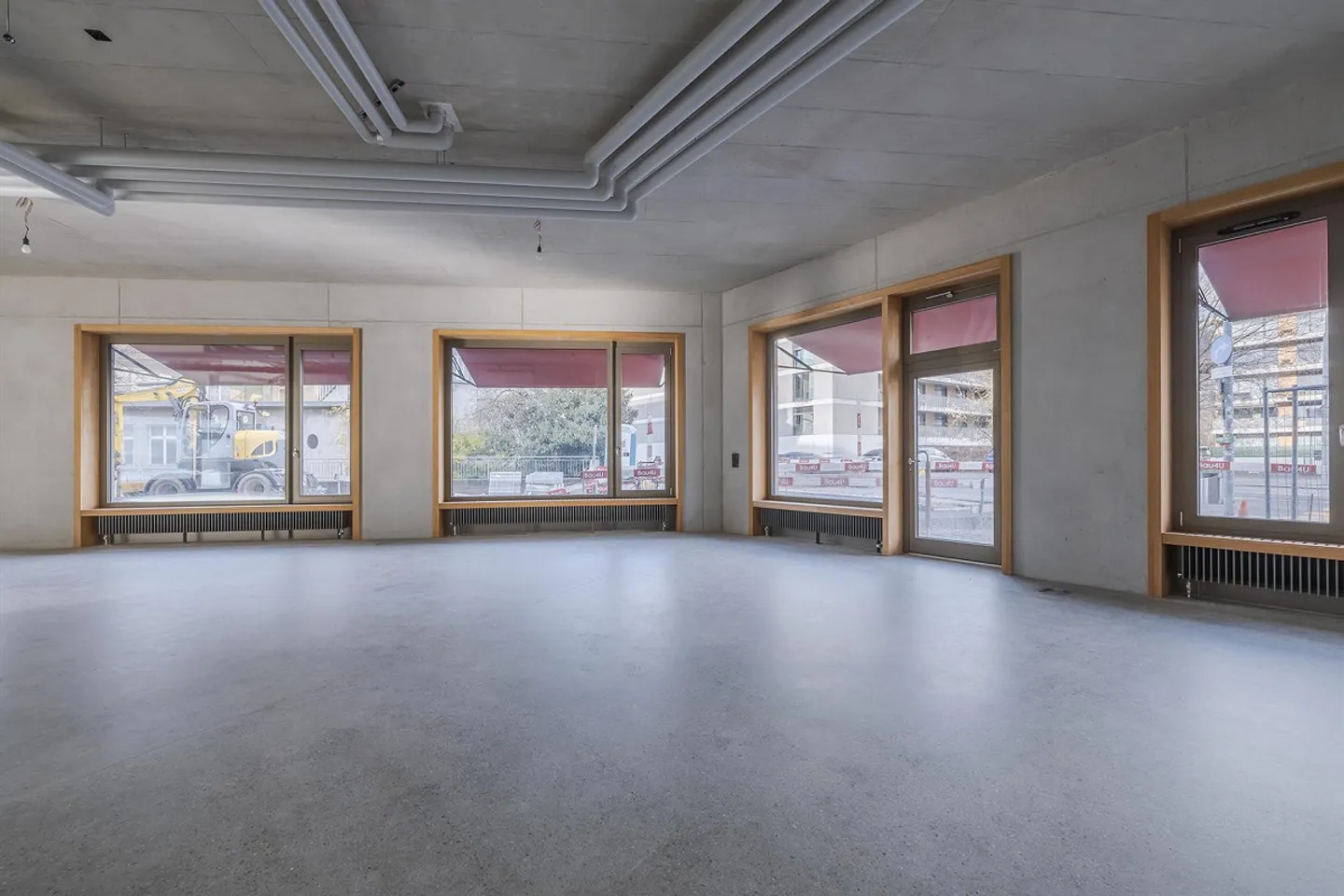 Commercial Property in Biel - Photo 3 of 4