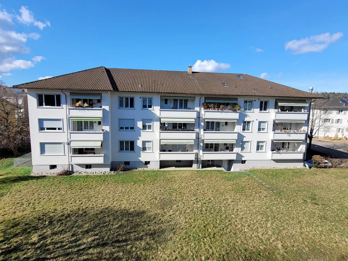 Bel appartement 2 pièces ensoleillé près du centre du village et pourtant très calme - Photo 1 sur 16