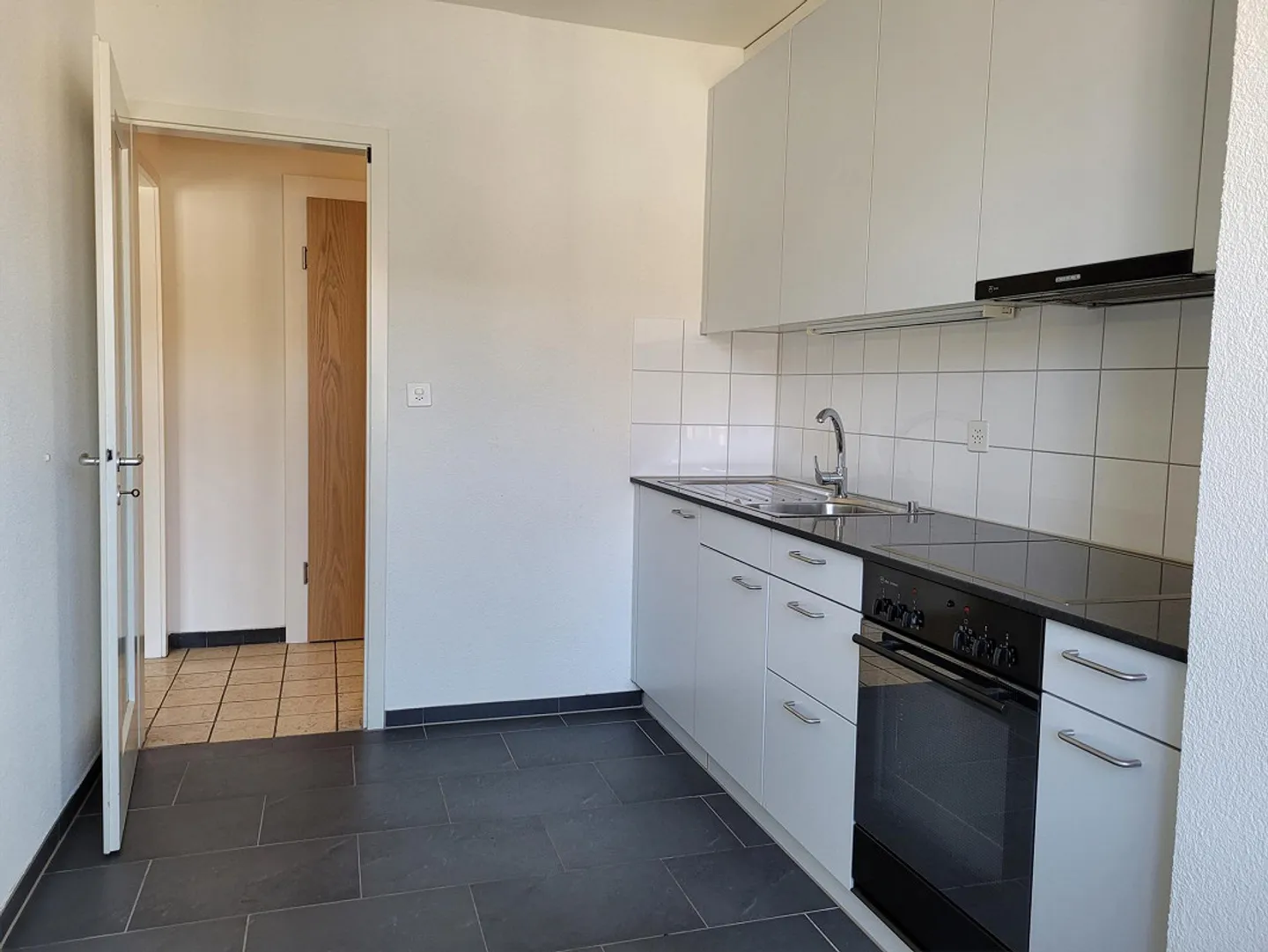 Bel appartement 2 pièces ensoleillé près du centre du village et pourtant très calme - Photo 3 sur 16