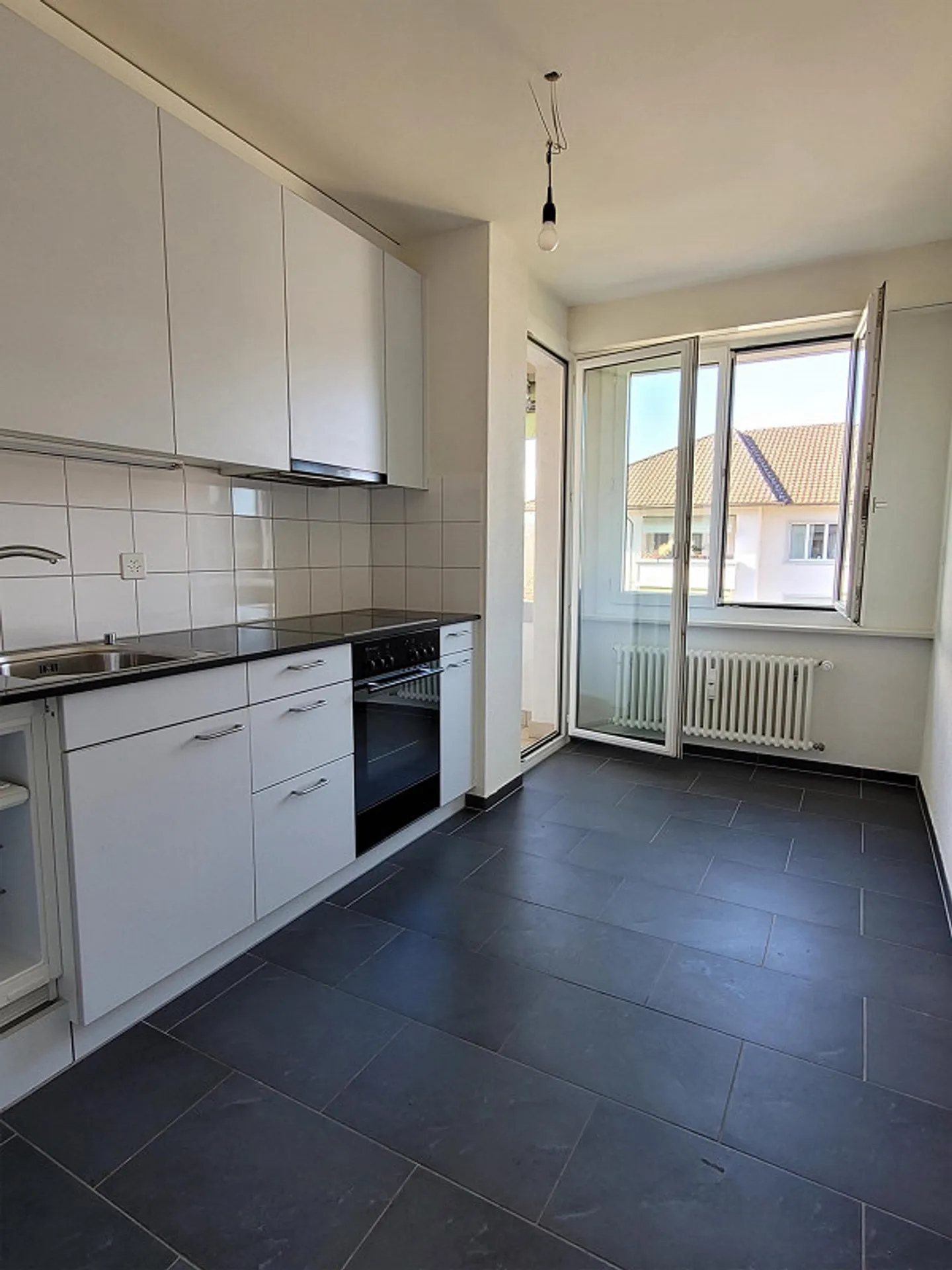 Bel appartement 2 pièces ensoleillé près du centre du village et pourtant très calme - Photo 4 sur 16