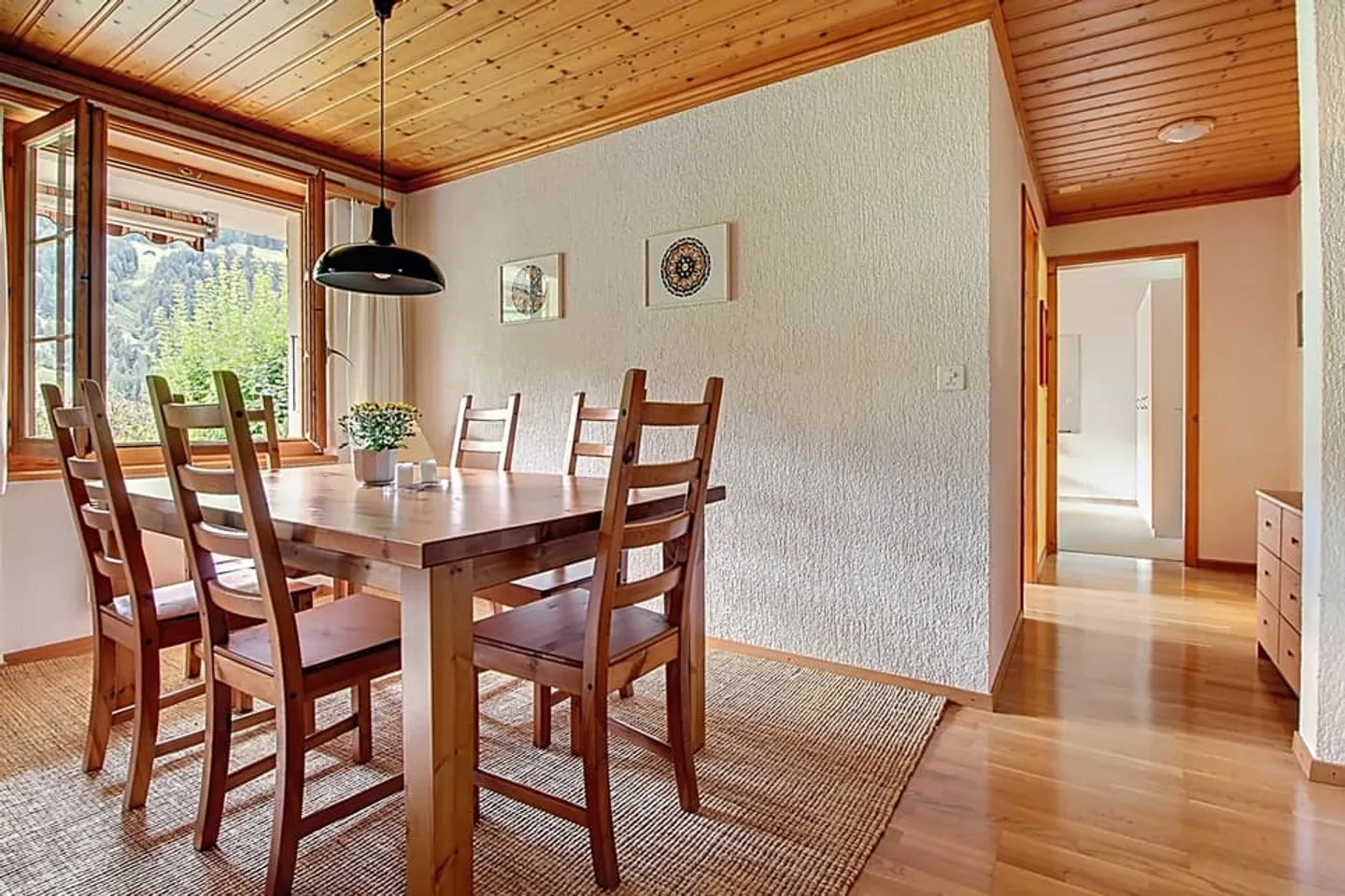 Garden-level apartment with stunning views and large terrace - Photo 2 of 4