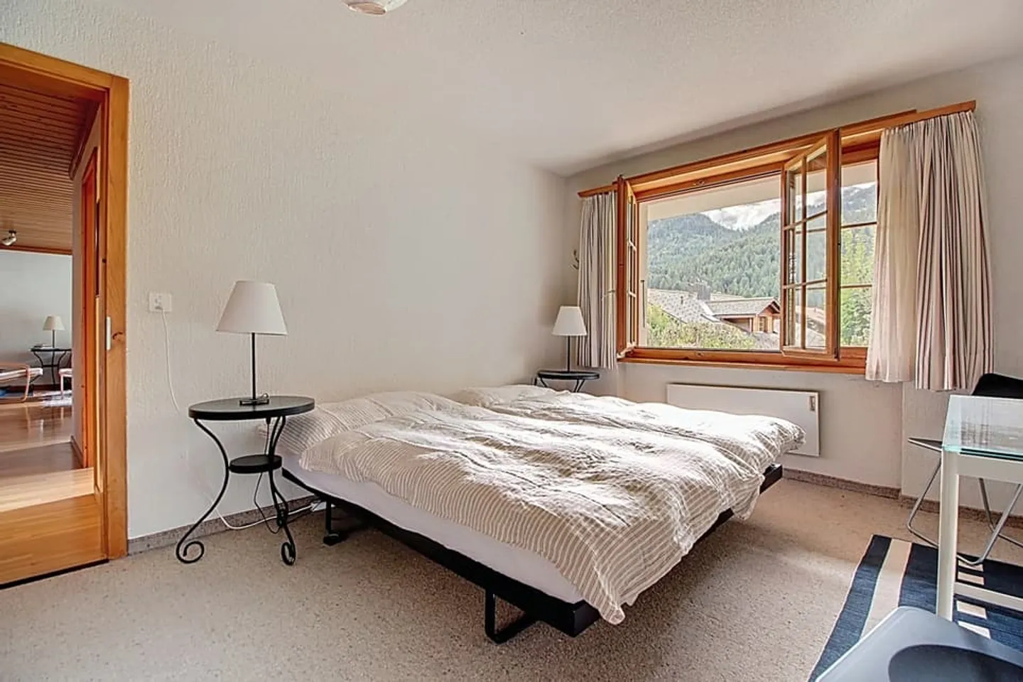 Garden-level apartment with stunning views and large terrace - Photo 3 of 4