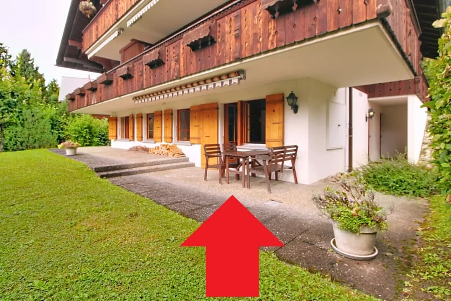 Garden-level apartment with stunning views and large terrace - Photo 4 of 4