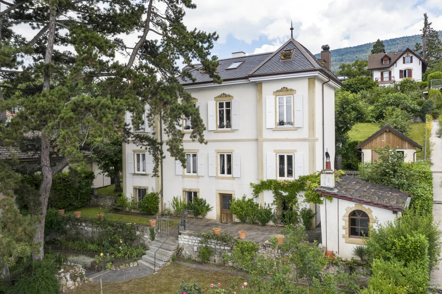 Maison de maître avec dépendance de 3.5 pièces en ville de Neuchâtel - Photo 1 sur 11