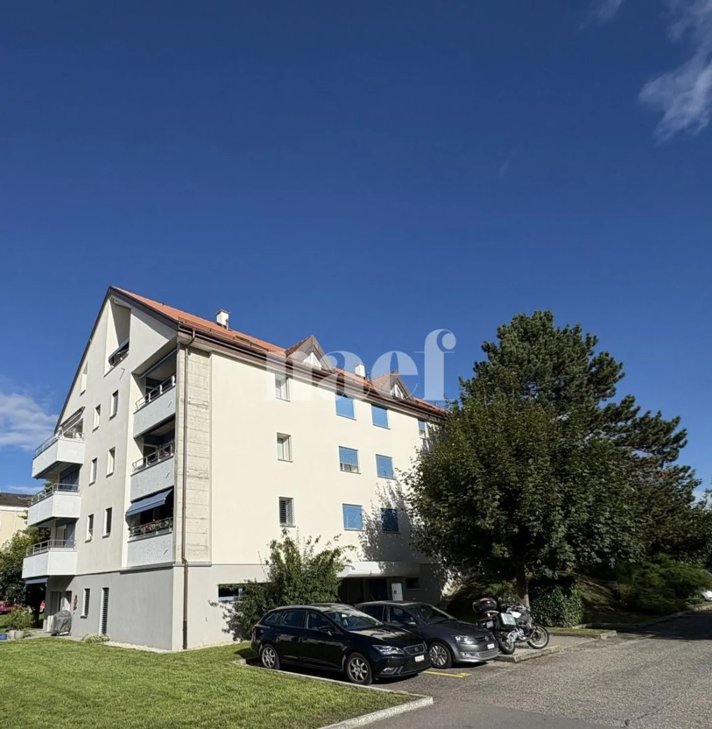 Place de Moto Couverte - Photo 1 sur 1