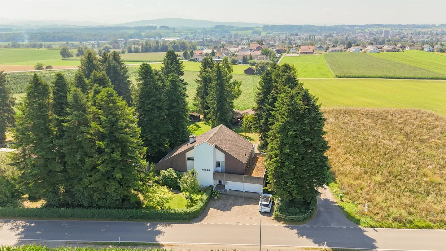 Proprietà con giardino simile a un parco in una posizione unica - Foto 4 di 19