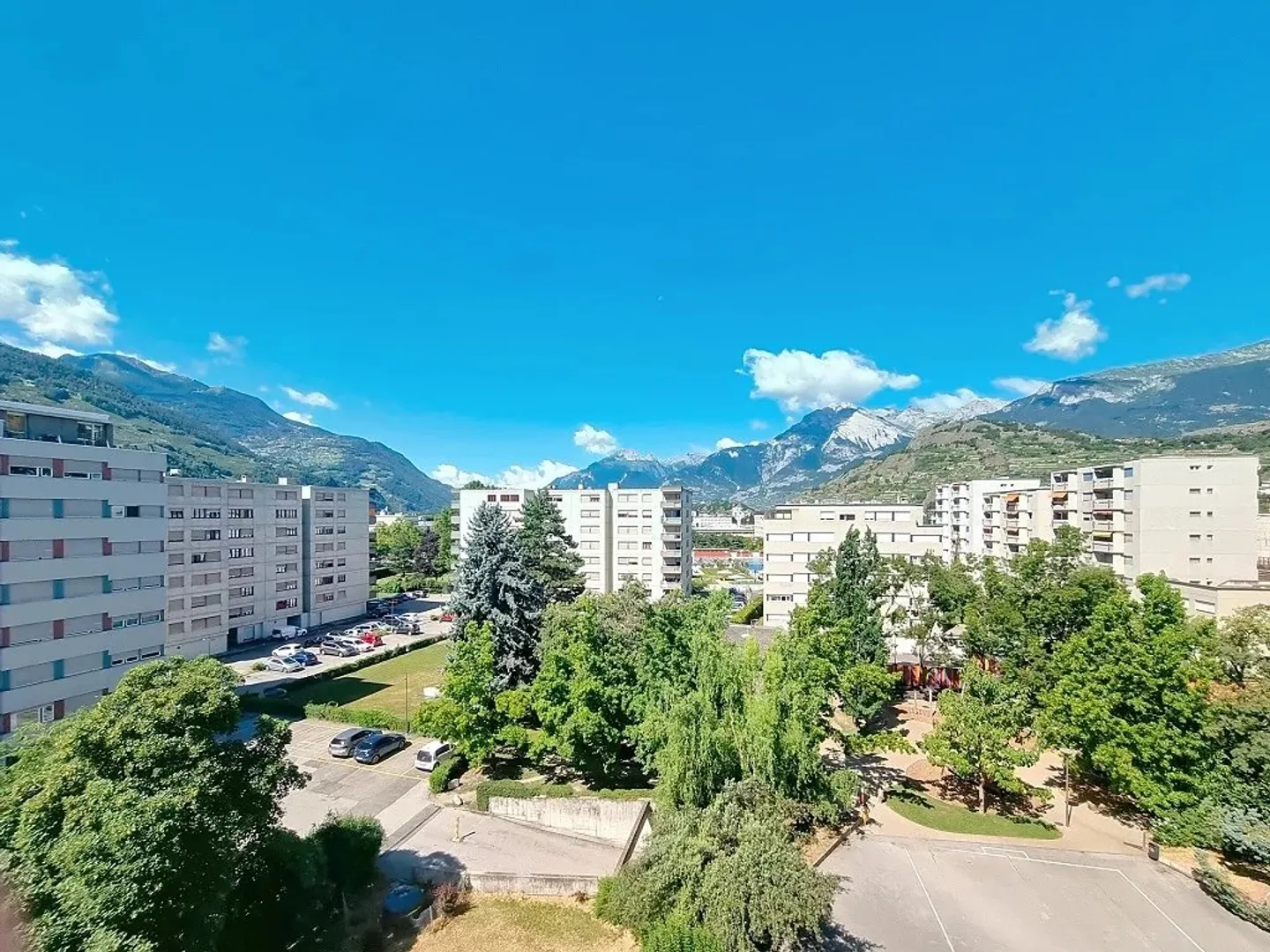 Geräumige 4,5 Zimmer im obersten Stockwerk - Foto 4 von 10