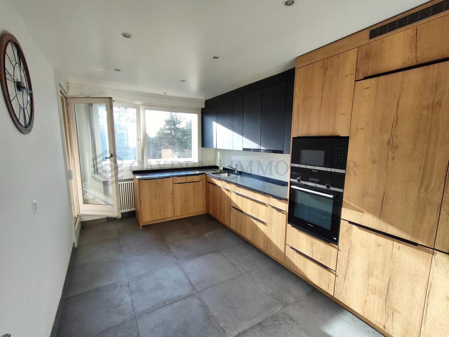 Exclusif!!! Charmant appartement de 3,5 pièces entièrement rénové! - Photo 2 sur 4