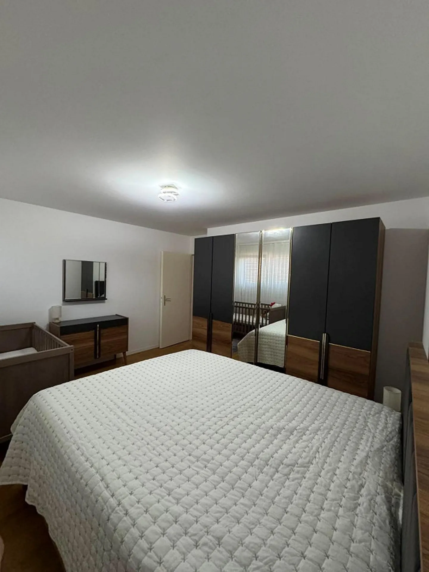 Charming Apartment with Terrace - Photo 2 of 9