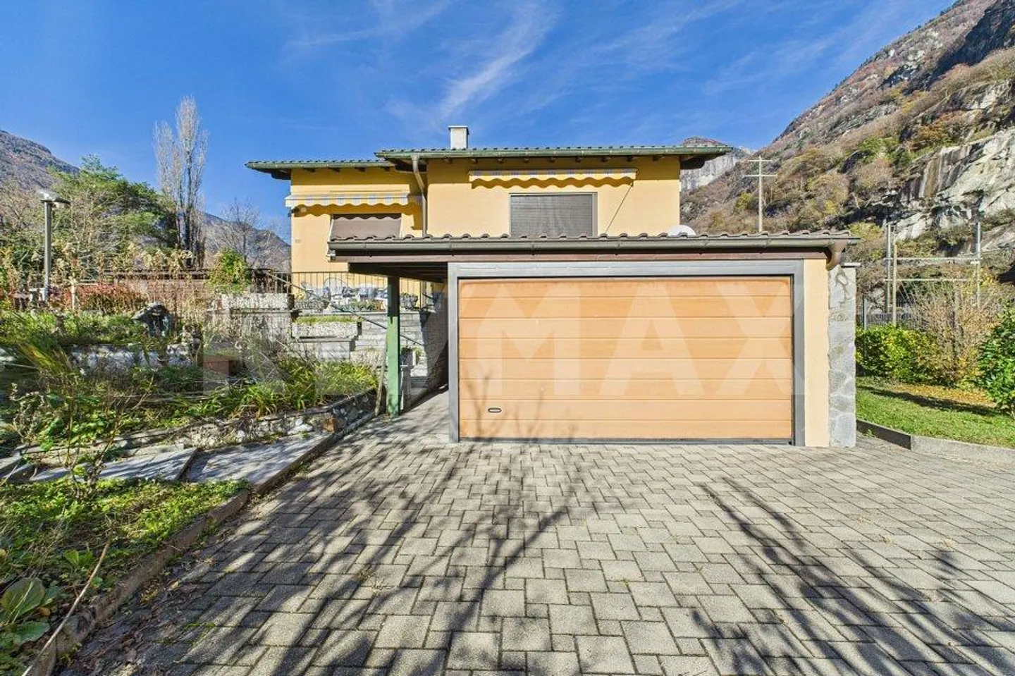 Casa unifamiliare con appartamento separato e grande giardino - Foto 1 di 13