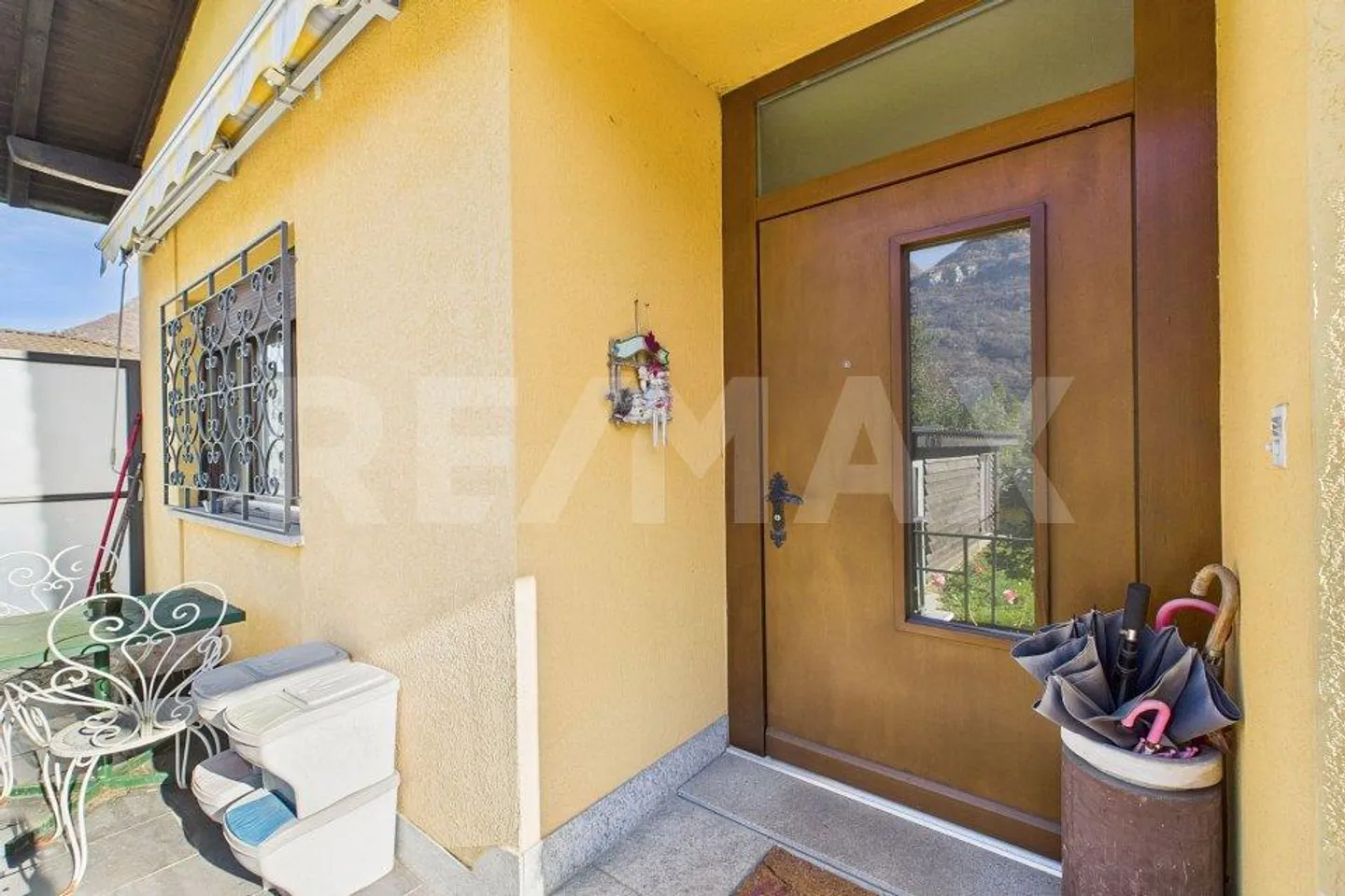 Casa unifamiliare con appartamento separato e grande giardino - Foto 3 di 13